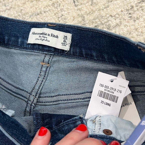 Brand new, tags attached, Abercrombie The Flare, Ultra High Rise jeans. 25L/0L - Picture 4 of 5